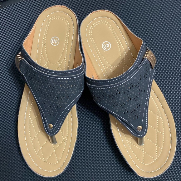 Black heeled flip flops - refer to measurements for size - Picture 3 of 9